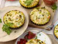 Kleine herzhafte Lauch-Tartelettes mit cremigem Belag, garniert mit Petersilie. Perfekt für Lauch Rezepte.