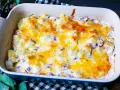 Kohlrabi Kartoffel Auflauf mit geschmolzenem Käse in einer Auflaufform, bereit zum Servieren.