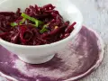 Rote Bete Salat nach Omas Art, ein herzhaftes Gericht mit fein geschnittenen Rote Bete, garniert mit frischen Kräutern.