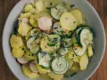 Frischer Kartoffelsalat mit Gurken, Radieschen und Schnittlauch. Ein tolles Rezept für den Sommer!