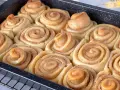 Frisch gebackene Zimtschnecken im Blech, bereit für das Zimtschnecken Rezept. Goldbraun und duftend.