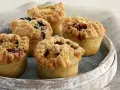 Fünf köstliche Obst-Muffins mit Streuseln, die Lust auf die besten Muffin Rezepte mit Obst machen.