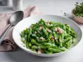 Ein leckeres Brechbohnen Rezept mit Speck und Zwiebeln, garniert mit frischem Thymian.