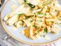 Spargel mit zerrupftem Brot und Sauce Hollandaise. Ein einfaches, aber köstliches kratzete rezept, garniert mit Petersilie.
