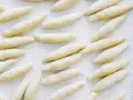 Frisch geformte Schupfnudeln, bereit für das Kochabenteuer. Dieses Schupfnudeln Rezept ist einfach und lecker.