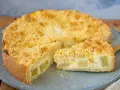 Ein köstlicher Rhabarberkuchen mit Pudding und Streuseln, perfekt für ein Rhabarberkuchen Rezept mit Pudding.