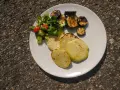 Gegrillte Kohlrabi-Scheiben mit Zucchini und einem kleinen Salat. Ein leckeres Gericht, das Lust auf Kohlrabi grillen macht.