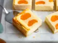 Saftige Stücke von faule weiber kuchen mit Mandarinen auf einem Marmorsockel.