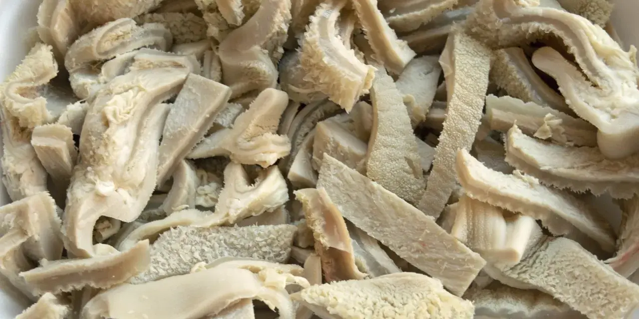 Gekochte und geschnittene Kutteln für ein herzhaftes Kutteln Rezept. Die Textur ist faserig und leicht wellig.