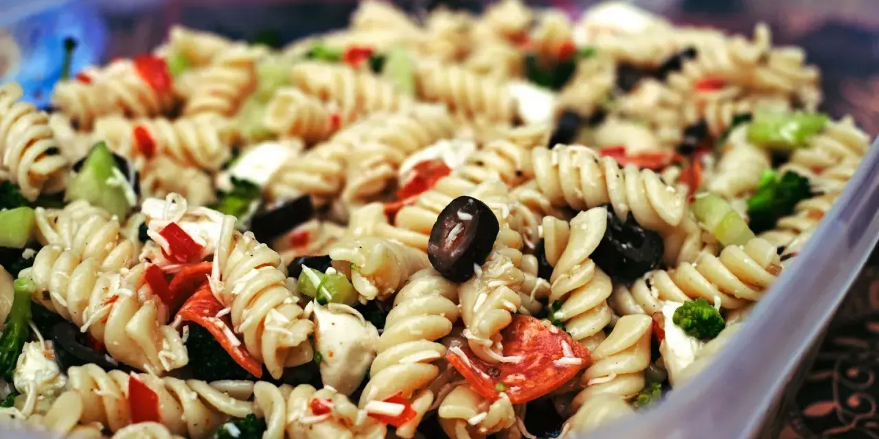 Bunter Nudelsalat mit Oliven, Paprika und Brokkoli, perfekt als Beilage zu salate zum grillen.