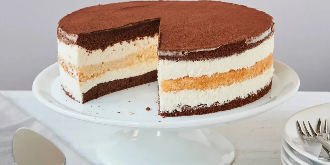 Ein köstlicher Vatertag Kuchen mit Schichten aus dunklem Schokoboden, cremiger Füllung und Kakaopulver. Perfekt für den besonderen Tag!