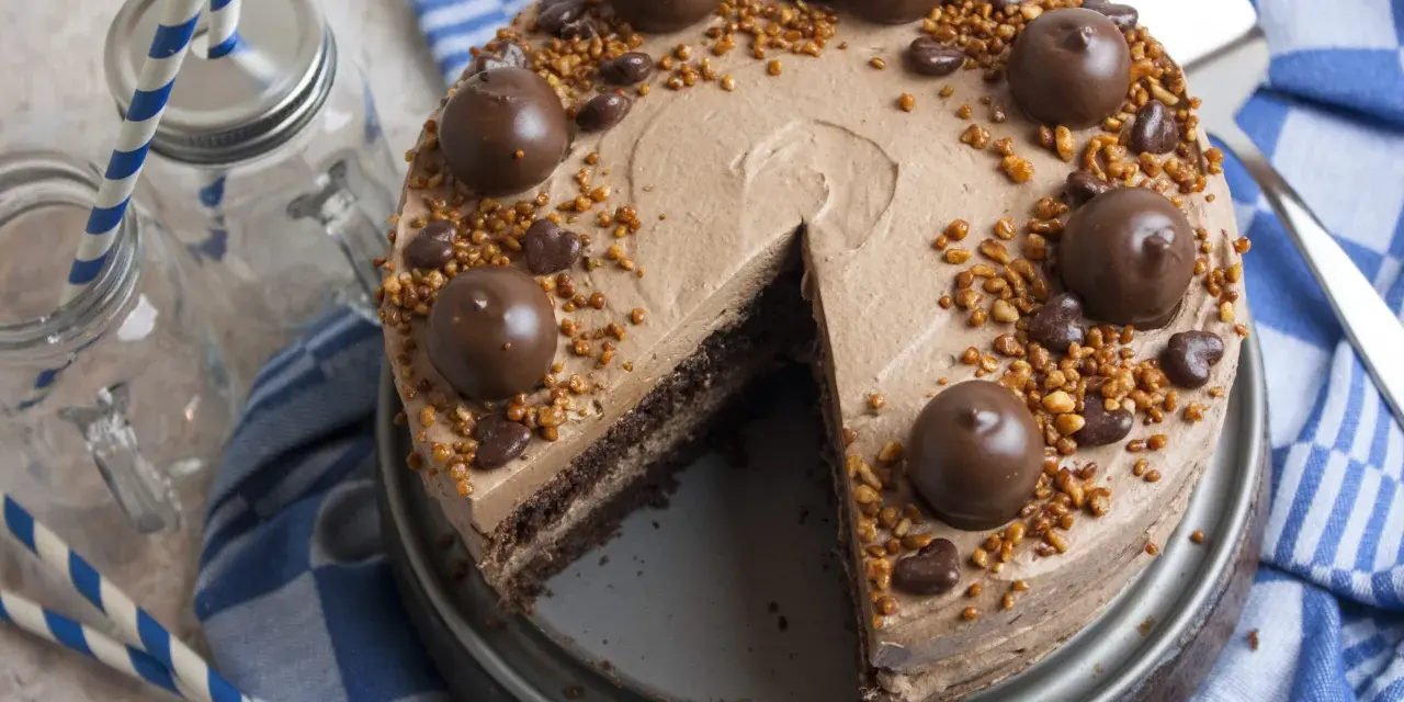 Schokoladige nougat torte mit Pralinen und Nüssen, bereit zum Genießen.