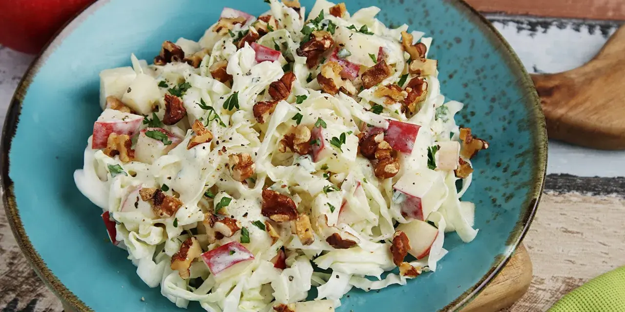 Ein einfaches Spitzkohlsalat Rezept mit Äpfeln und Walnüssen, garniert mit Petersilie. Frisch und lecker!