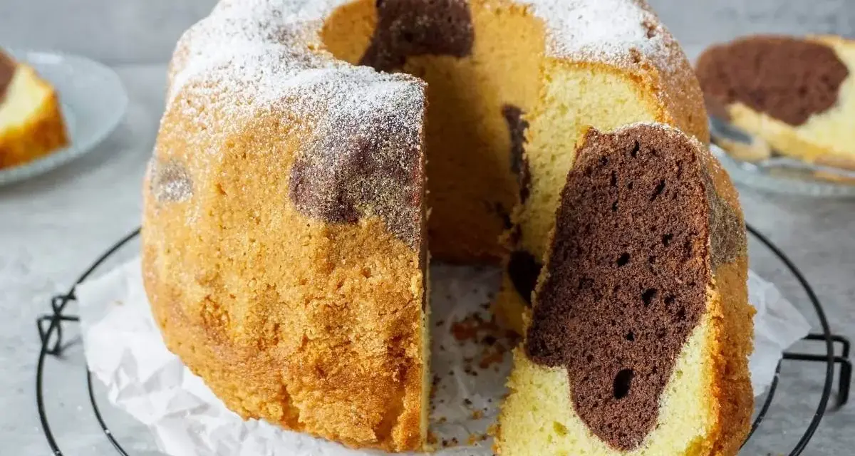 Saftiger Marmorkuchen, perfekt für jedes Kaffeetrinken. Dieses Marmorkuchen Rezept ist einfach und gelingt immer.