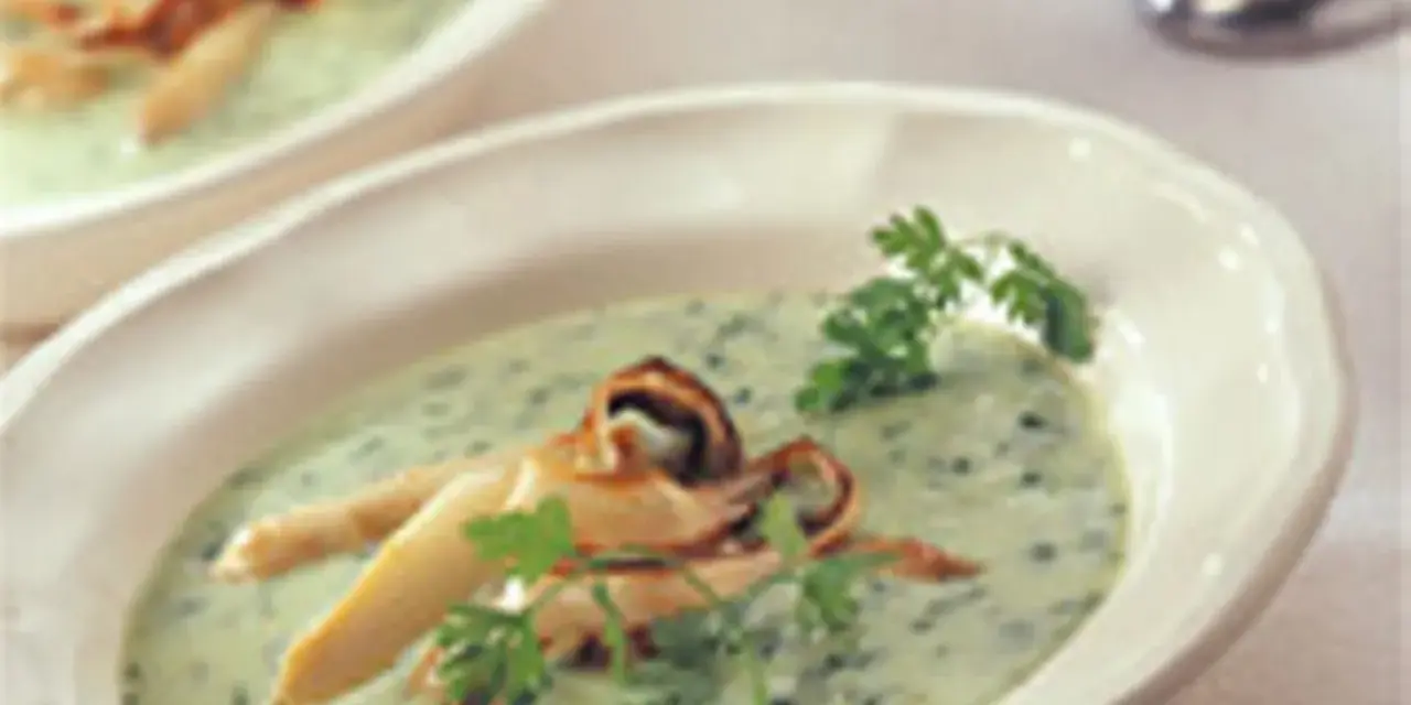 Grüne Suppe mit Kräutern und knusprigen Einlagen, inspiriert von Sauerampfer-Rezepten.