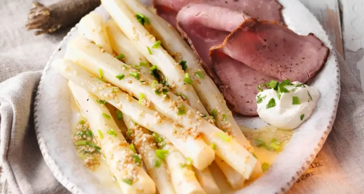 Schwarzwurzeln zubereitet mit zerstoßenen Nüssen und Schnittlauch, serviert mit Roastbeef und einem Klecks Kräuterquark.