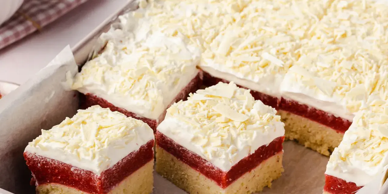 Schichtkuchen mit Erdbeerfüllung, Sahne und weißer Schokolade. Ein köstlicher Frau Holle Kuchen, der zum Genießen einlädt.
