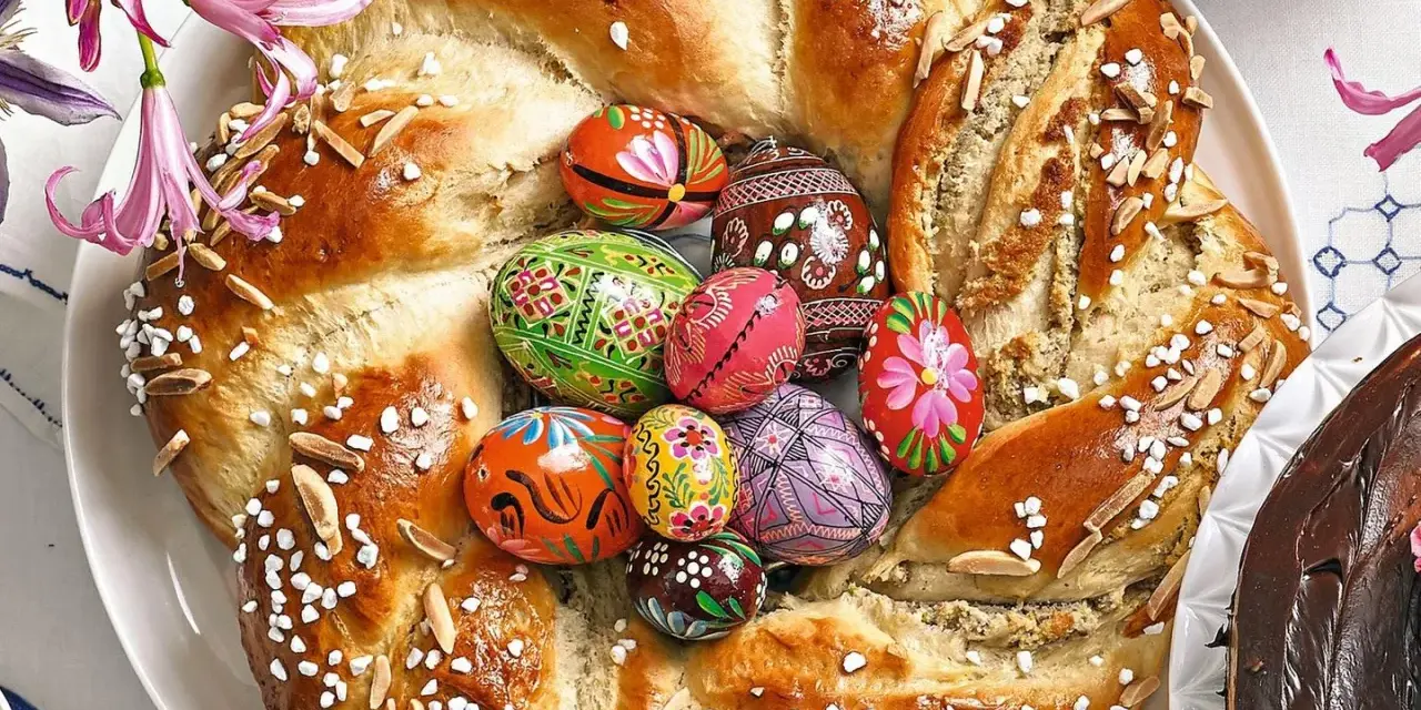 Bunter Osterkranz mit verzierten Eiern und Mandelsplittern, perfekt zum Backen zu Ostern.