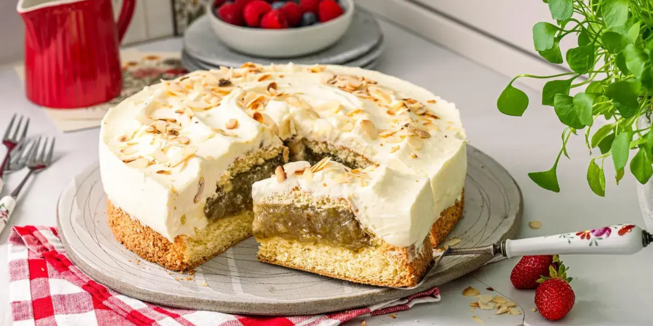 Eine köstliche Stachelbeertorte, wie von Landfrauen gebacken, mit lockerem Biskuit, cremiger Füllung und Mandelblättchen.