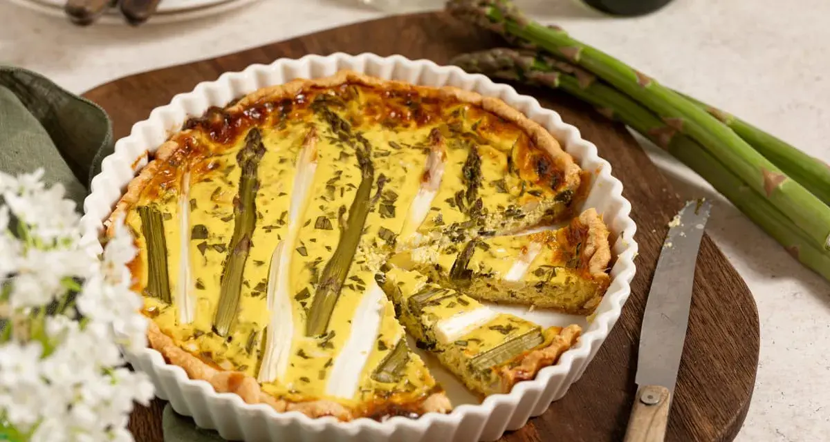 Herzhafte Spargelquiche mit Kräutern, eine köstliche Idee für Spargelrezepte.