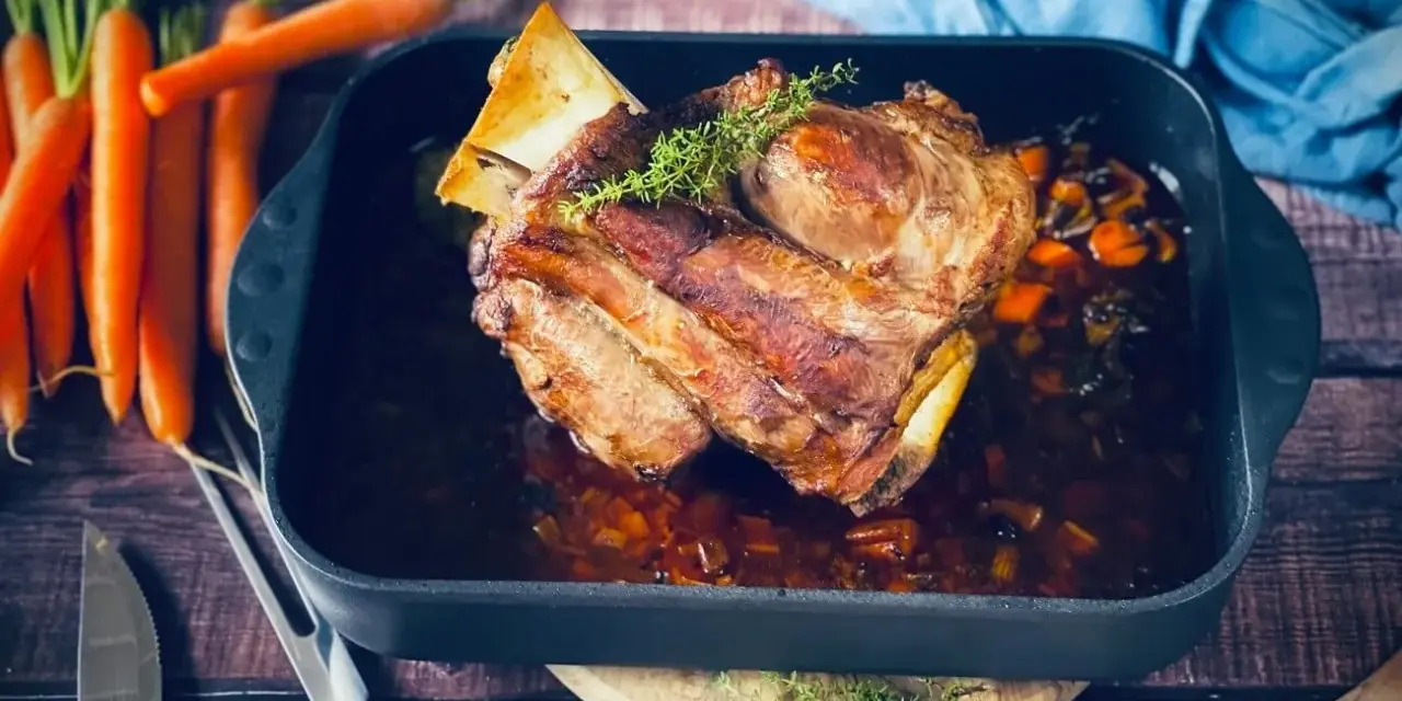 Ein saftiges Kalbshaxen-Rezept, perfekt gebraten mit Karotten und Kräutern. Ein Festmahl für jeden Anlass.