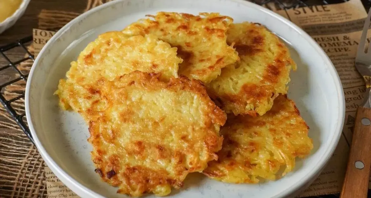 Goldbraune Reibekuchen auf einem Teller, perfekt für ein leckeres Reibekuchen Rezept.