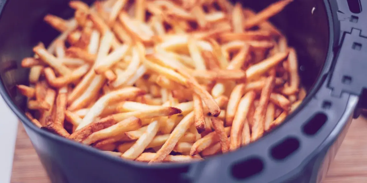 Goldbraune, knusprige Pommes im Airfryer, bereit zum Genießen.