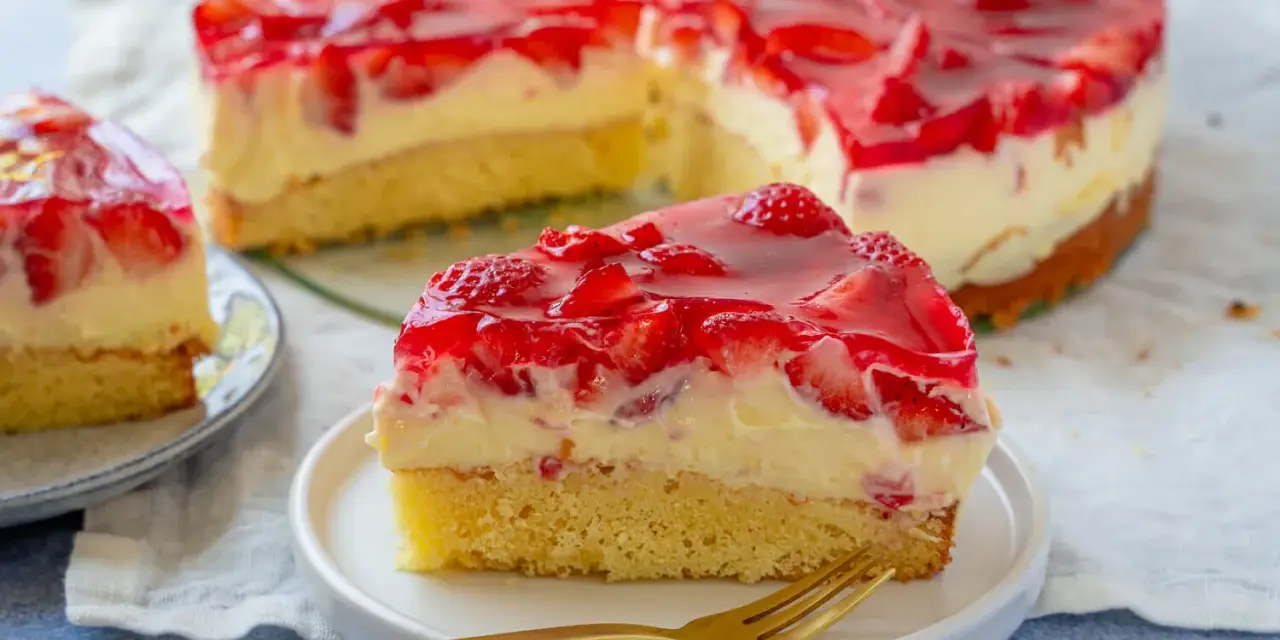 Ein saftiger Erdbeerkuchen mit cremiger Füllung und rotem Tortenguss. Perfekt für leckere obstkuchen rezepte.