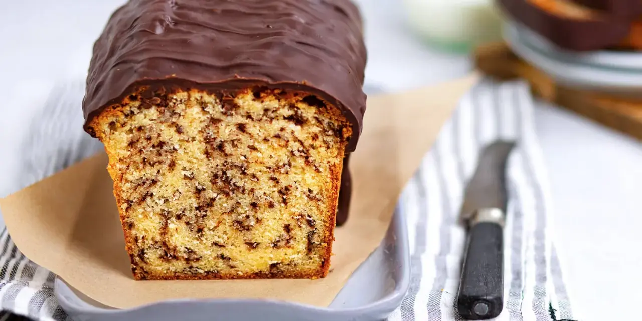 Ein saftiger Ameisenkuchen mit Schokoladenglasur, perfekt für das nächste Kaffeekränzchen. Dieses Ameisenkuchen Rezept ist ein Muss!