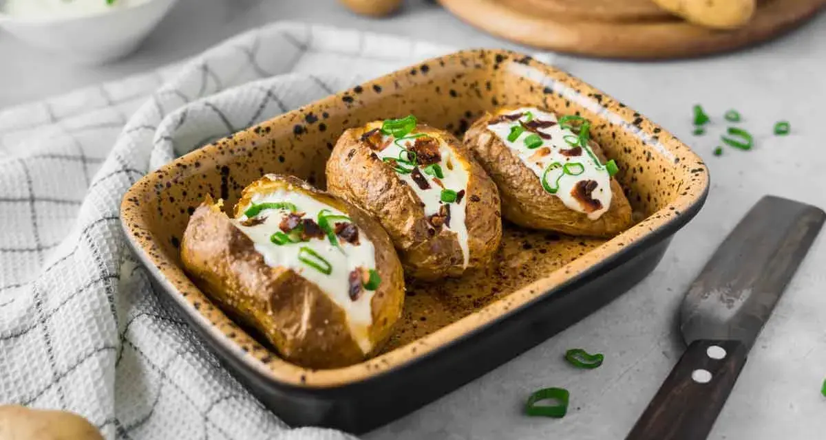 Drei gebackene Ofenkartoffeln mit Sour Cream und Speckwürfeln, ein köstliches Ofenkartoffeln Rezept.