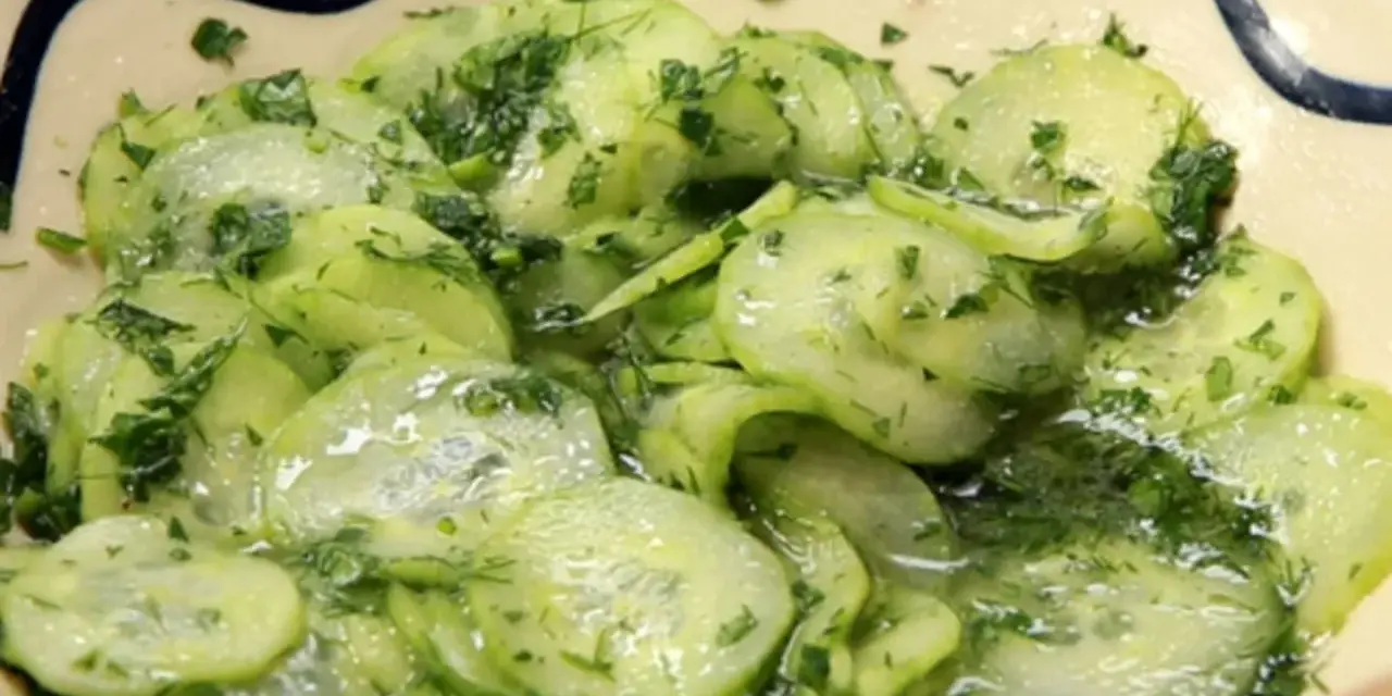 Frischer Gurkensalat mit Dill und einer leichten Vinaigrette. Ein einfacher, aber bester Gurkensalat, der zu vielen Gerichten passt.