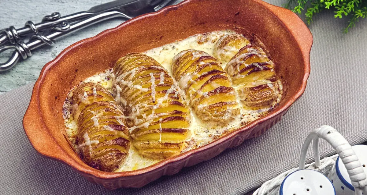 Hasselback Kartoffeln in cremiger Sauce, goldbraun gebacken und mit Käse überbacken. Ein Genuss für jeden Kartoffelliebhaber.