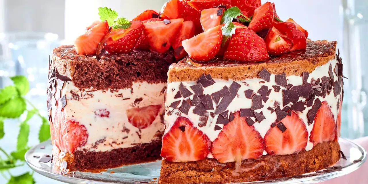 Ein saftiger Erdbeerkuchen mit Quarkfüllung, dekoriert mit frischen Erdbeeren und Schokoladenstückchen.