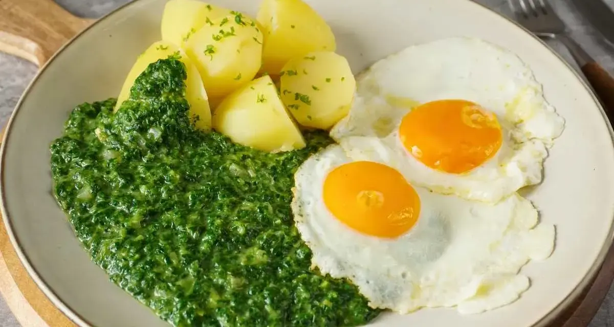 Herzhaftes Spinat-Rezept mit Salzkartoffeln und zwei Spiegeleiern. Ein Klassiker, der immer schmeckt!