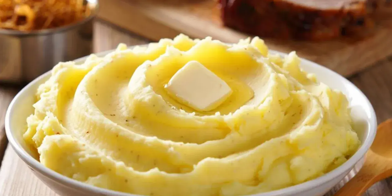 Cremiger Kartoffelbrei, wie ihn Oma macht, mit einem Stück Butter obendrauf. Perfekt zum Sonntagsbraten.