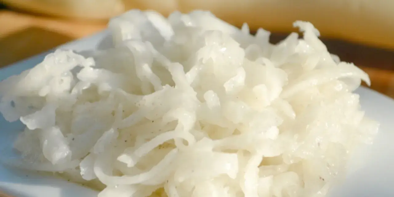 Frisch geriebener Rettich, bereit für ein leckeres Rettichsalat Rezept.