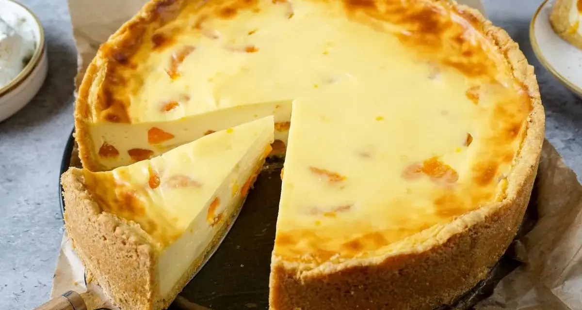 Ein saftiger Mandarinen Schmand Kuchen mit einem knusprigen Boden und fruchtigen Mandarinenstücken. Perfekt für jeden Anlass.