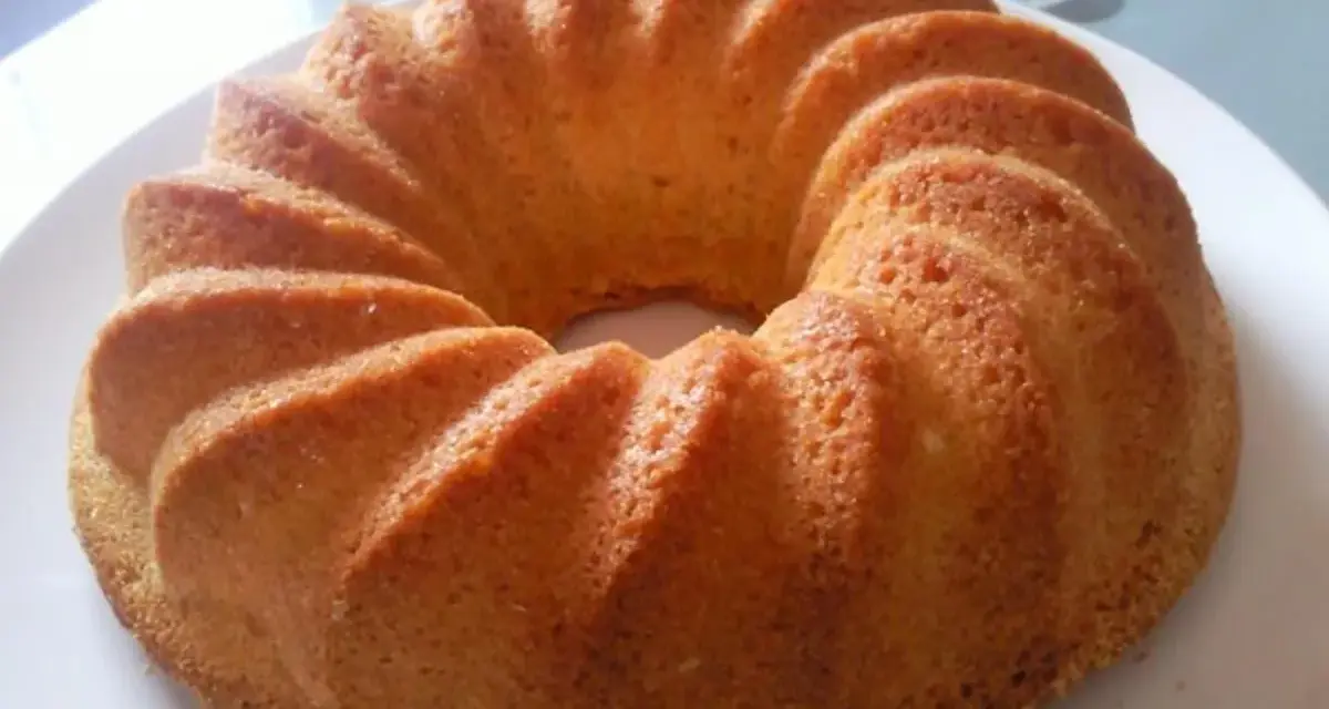 Omas sandkuchen saftig, goldbraun und mit typischer Gugelhupfform. Ein Genuss für die Sinne.
