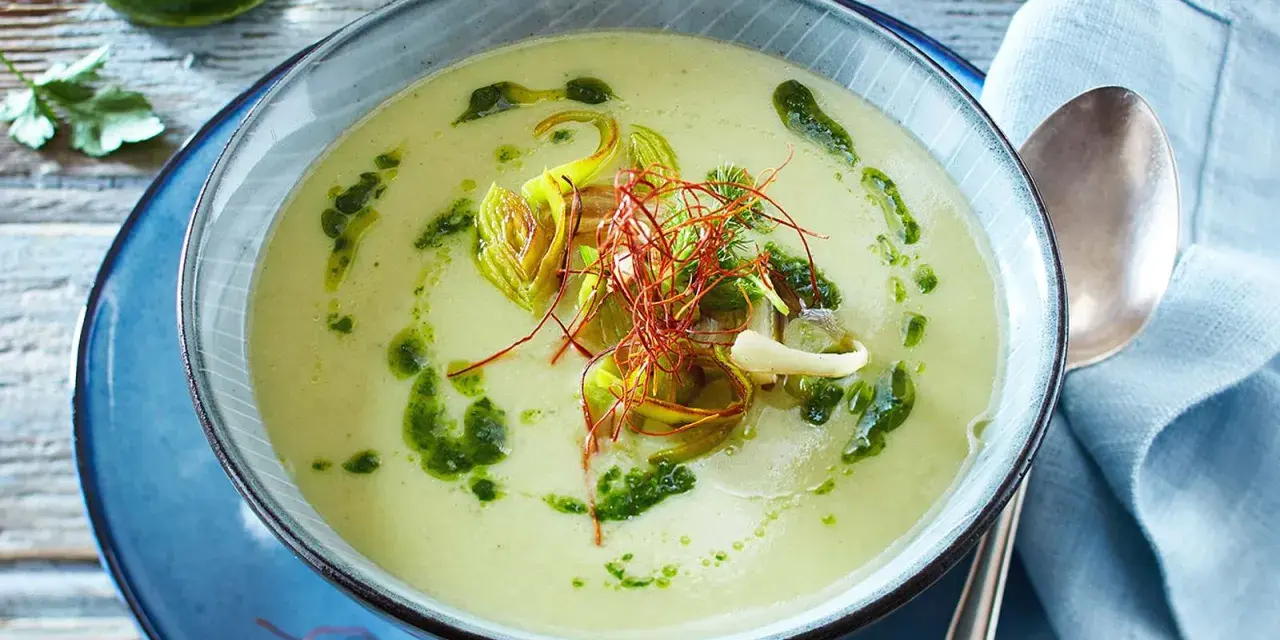 Cremige Suppe mit Lauch und Kräuteröl, inspiriert von Fenchel Rezepten. Ein Hauch von Chili sorgt für Würze.