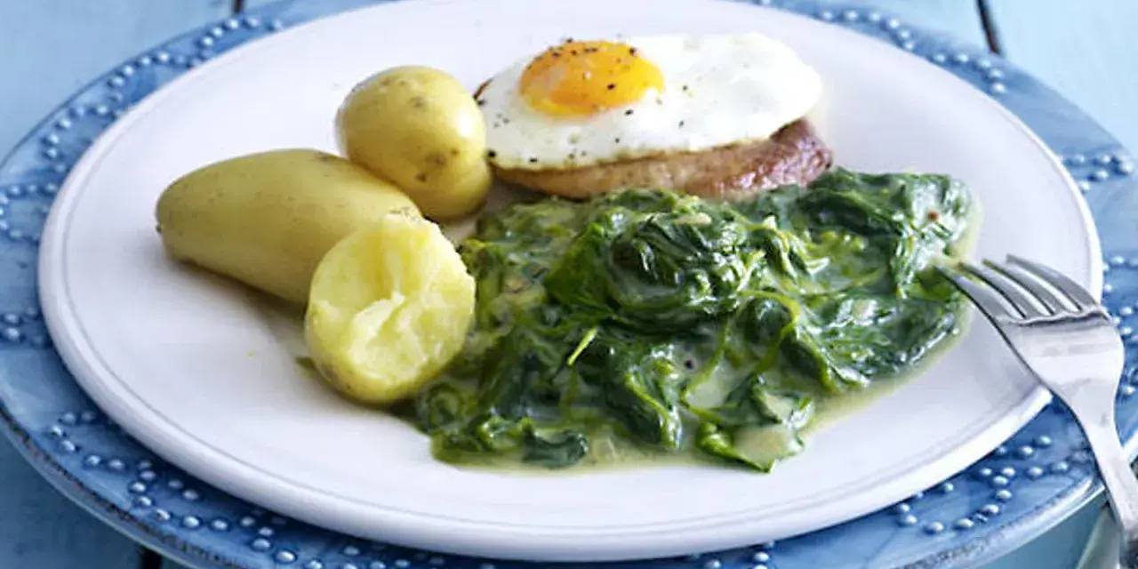 Ein Teller mit Rahmspinat, Kartoffeln und Spiegelei. Ein einfaches und leckeres Rahmspinat Rezept.