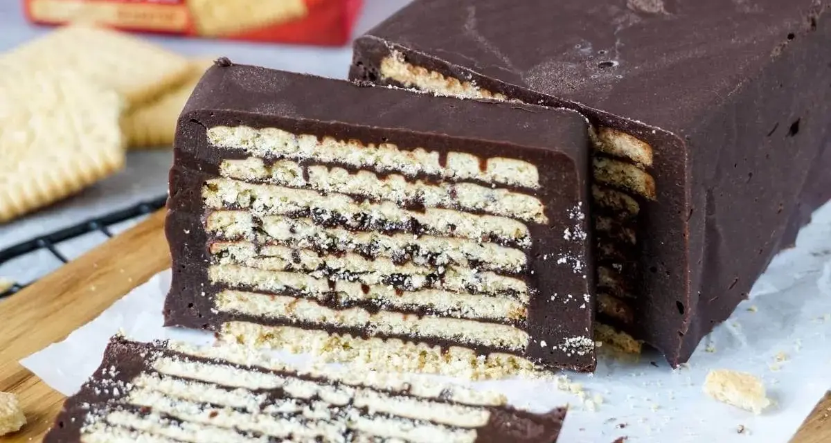 Schokoladenkuchen mit Keksen, ein köstliches kalter hund omas rezept.