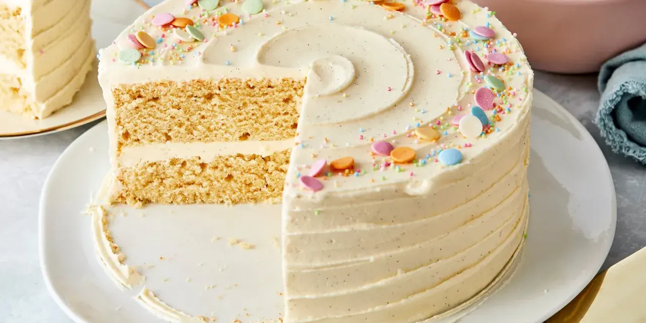 Ein köstlicher Kuchen mit Vanillecreme und bunten Streuseln. Perfekt für dein Vanillecreme Rezept!