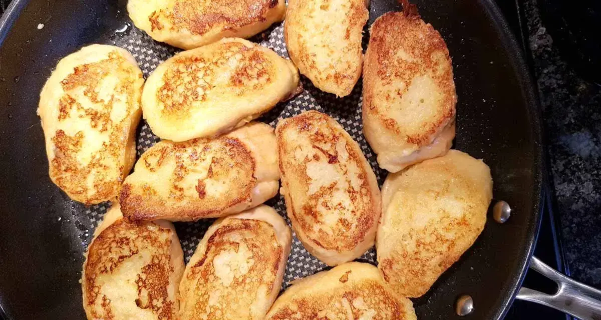 Arme Ritter Rezepte: goldbraun gebratene Scheiben Brot in einer Pfanne, bereit zum Genuss.