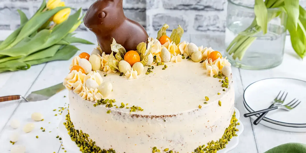 Oster-Torte mit Schokohase, bunten Eiern und Physalis. Eine ostertorte schnell und einfach dekoriert, perfekt für das Osterfest.