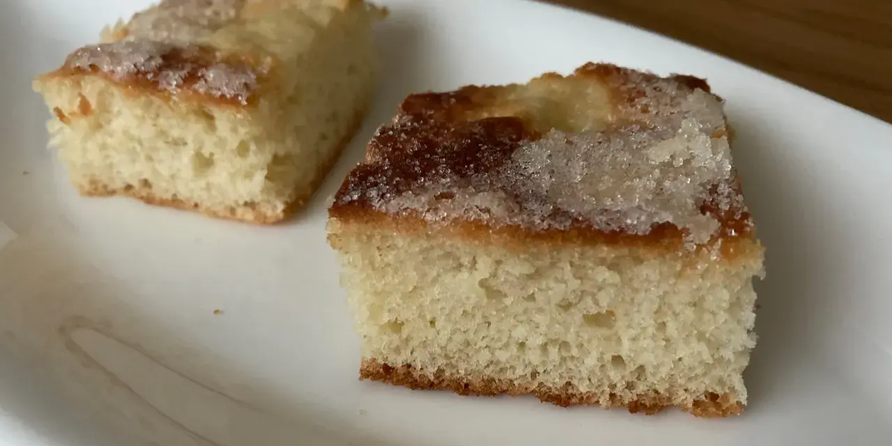 Zwei Stücke saftiger Zuckerkuchen, perfekt für ein schnelles zuckerkuchen rezept.