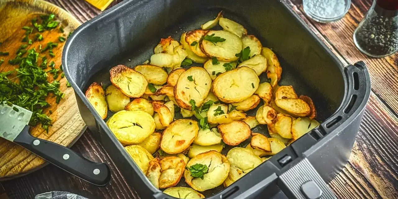 Goldbraune bratkartoffeln im Airfryer, garniert mit frischer Petersilie. Perfekt als Beilage oder Snack.
