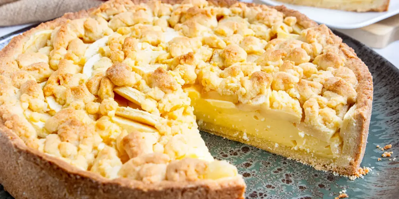 Omas weltbester Apfelkuchen mit Vanillepudding, ein saftiger Genuss mit knuspriger Streuselhaube und cremiger Füllung.