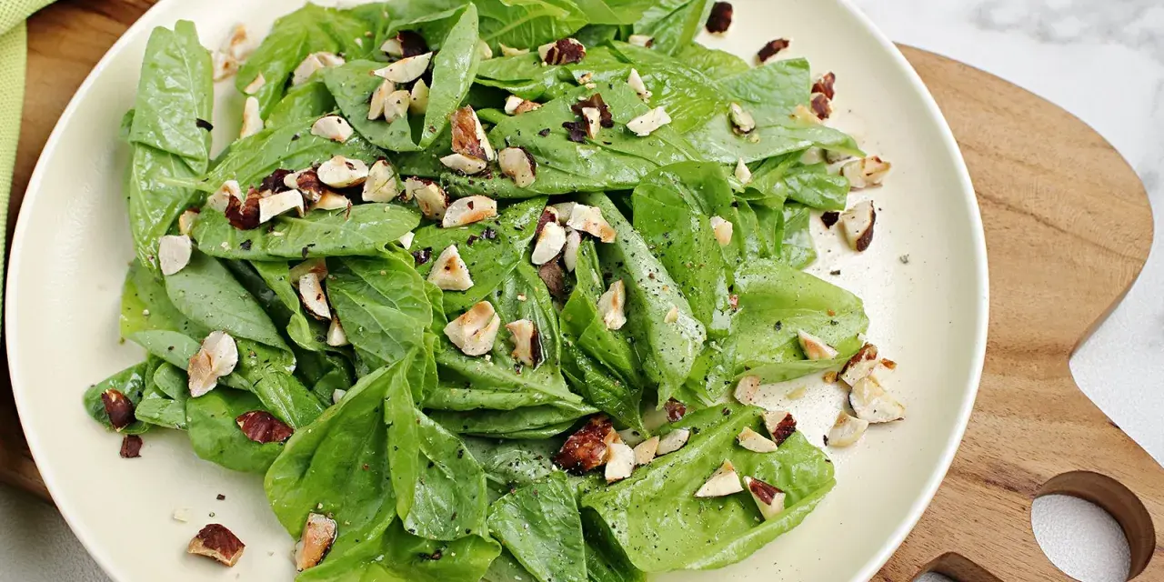 Frischer Spinatsalat mit gehackten Nüssen, ein einfaches und leckeres spinatsalat rezept.