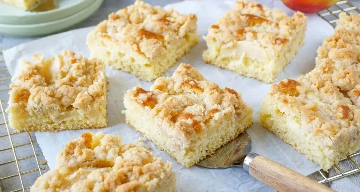Saftiger Kuchen mit Apfelmus und Streuseln, frisch gebacken und bereit zum Genießen.