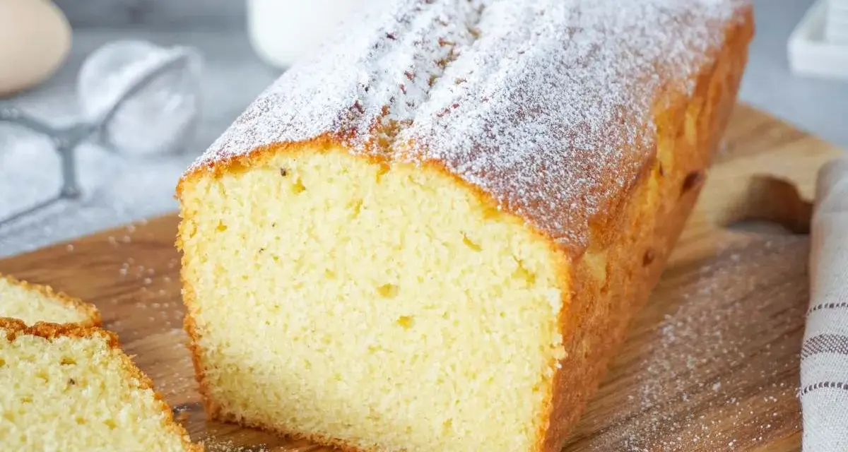Ein saftiger Rührkuchen, bestäubt mit Puderzucker, perfekt für einen sonntagskuchen schnell und einfach.